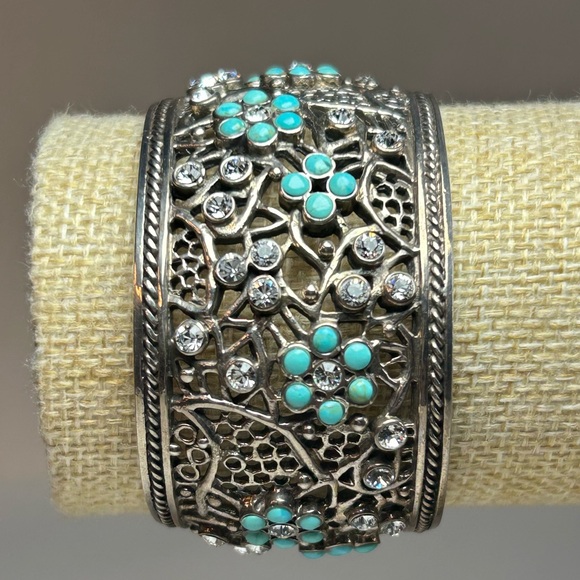 Elegant Silver and Turquoise Floral Bracelet - Picture 1 of 9